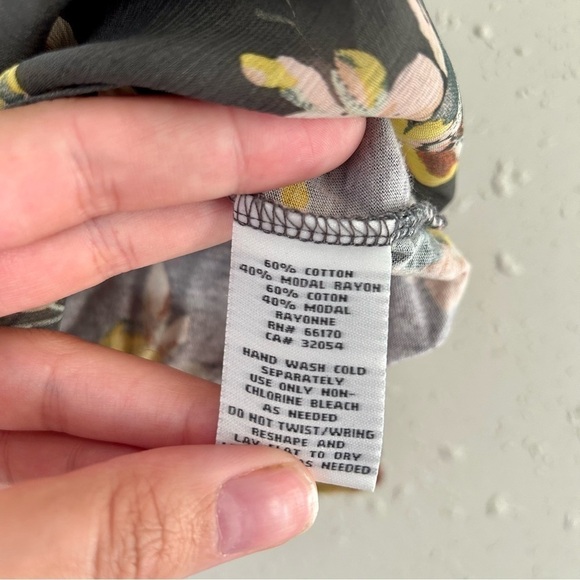 🦋 Urban Outfitters Kimchi Blue Grey Floral Razor Back Flowy Tank Top Medium - Picture 7 of 7